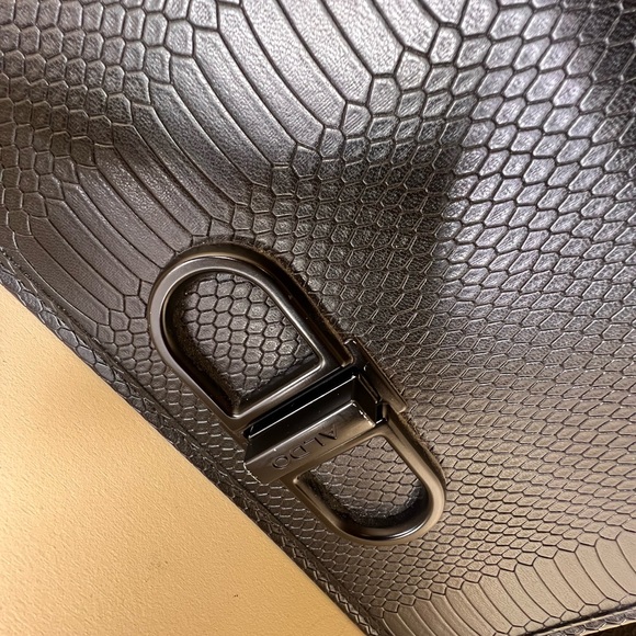 Snake-like aesthetic makes this handbag design a standout among the crowd! - Picture 2 of 14